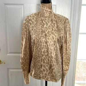 Chic Silk blouse with pearlized buttons.